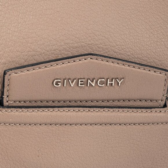 Givenchy Antigona Medium Mastic Goat-Leather Envelope Clutch - Picture 7 of 10